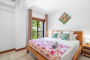 Rúm í herbergi á Samba Living - Jacuzzi & Mountain View
