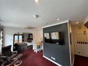 Posezení v ubytování Berjaya Eden Park London Hotel