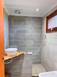 a bathroom with a sink and a toilet and a tub at HOTEL Bambys Lodge in Concordia