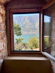 una finestra con vista su una cassa d'acqua di Tetka Apartments a Kotor (Cattaro) Altre 18 foto