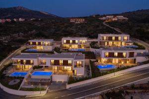 - une vue aérienne sur une demeure de caractère la nuit dans l'établissement Villa Mattina, à Dolac