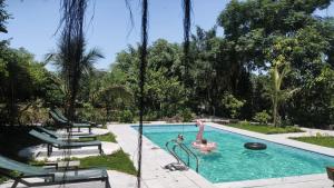 ニンビンにあるTuyet's hostelのピンクのフラミンゴが2本入ったスイミングプール