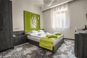Postel nebo postele na pokoji v ubytování Hotel Zacisze