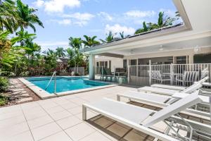 ポートダグラスにあるVilla Jacana at Port Douglasのプールと家のあるヴィラ