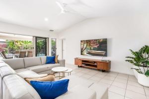 ポートダグラスにあるVilla Jacana at Port Douglasのソファとテーブルのあるリビングルーム