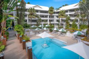 an overhead view of a hotel with a swimming pool at Alamanda Suite 43 Beachfront Accomodation in Palm Cove