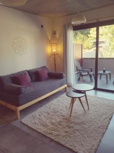 una sala de estar con un sofá y una mesa en DEPARTAMENTO AIKEN céntrico, en San Martín de los Andes