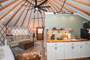 Kuchyň nebo kuchyňský kout v ubytování Deer Pass - Luxury Glamping Yurt Near Deep CreekMd