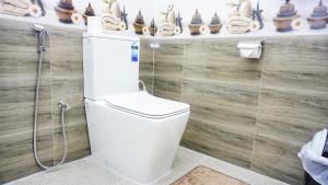 un bagno con wc e doccia di Sigiriya Dreamscape Villa a Sigiriya