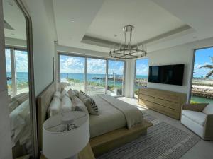ein Schlafzimmer mit einem Bett mit Blick auf das Meer in der Unterkunft Palm Cay Marina and Resort in Nassau + 234 Fotos