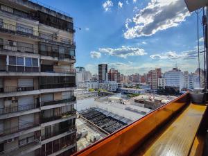 a view of a city from a building at Depto céntrico de 3 habitaciones y cochera in Rosario