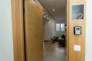 迪瓦伊巴雷Apartman 22 Divčibare的房间的门上有标志