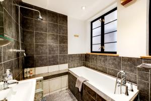 Ένα μπάνιο στο Ferryman Apartments By Places To Be +180 φωτογραφίες