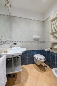 łazienka z toaletą i umywalką w obiekcie Crosti Apartments w Rzymie