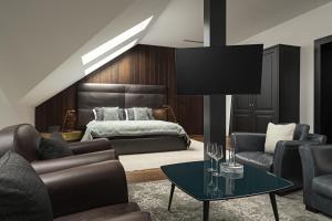 Un dormitorio con una cama y una mesa y sillas. en Maison 45 - Luxury Boutique Hotel, en Budapest
