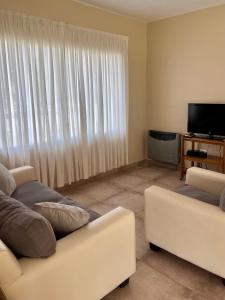 TV a/nebo společenská místnost v ubytování Pergolas Guest House - Pileta, Vinos y Montaña