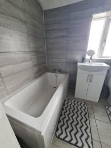 Et badeværelse på The Oaks + 84 billeder