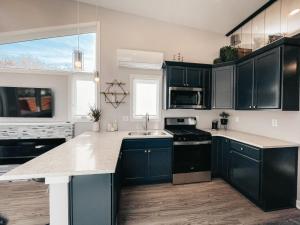Kuchyň nebo kuchyňský kout v ubytování Beautiful and Elegant River Front Cottage