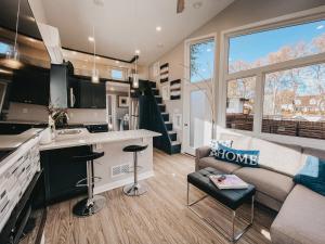 Kuchyň nebo kuchyňský kout v ubytování Beautiful and Elegant River Front Cottage + 5 fotografií