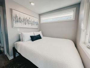 Postel nebo postele na pokoji v ubytování Beautiful and Elegant River Front Cottage