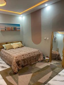 un dormitorio con una cama en una habitación en Le cocon tropical, 