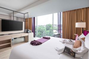 TV a/nebo společenská místnost v ubytování Grand Edge Hotel Semarang