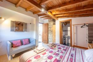 ein Schlafzimmer mit einem großen Bett und einer Couch in der Unterkunft Casa Villa Maria in Canales