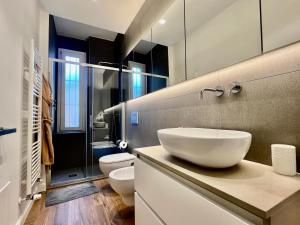 un baño con lavabo e inodoro en BIG Luxury - California M4, en Milán