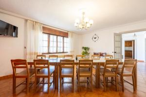 ein Esszimmer mit einem großen Holztisch und Stühlen in der Unterkunft Casa Villa Maria in Canales