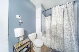 Ένα μπάνιο στο Kenmore Akron 3 bedroom 1 bath +19 φωτογραφίες