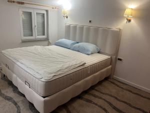 ラブにあるCaptain's Apartmentの窓付きの小さなベッドルームのベッド1台