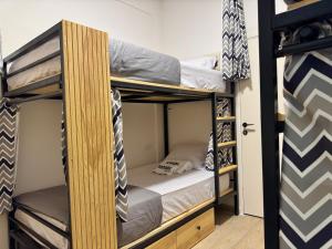 Letto o letti in una camera di Nomads Hostel