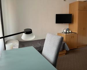 Televízia a/alebo spoločenská miestnosť v ubytovaní Hotel Dom Polonii