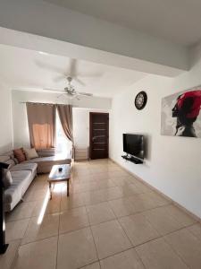 Μια τηλεόραση ή/και κέντρο ψυχαγωγίας στο Diana Townhouse 2