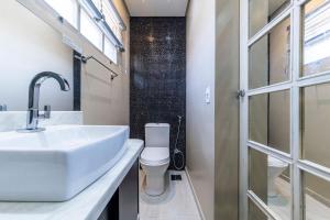 a bathroom with a sink and a toilet at Casa Condominio Piccola Paraty in Paraty