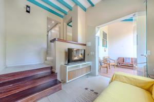 a living room with a couch and a tv at Casa Condominio Piccola Paraty in Paraty +25 photos