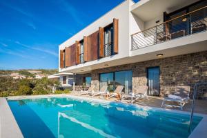 une maison avec une piscine devant une maison dans l'établissement Villa Mattina, à Dolac