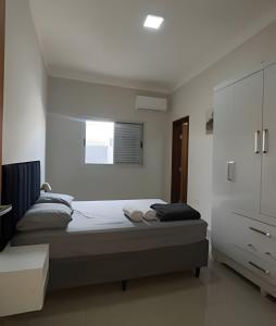 Postel nebo postele na pokoji v ubytování Residencial Castelo Branco