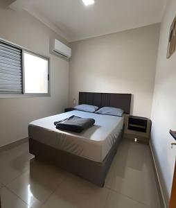 Postel nebo postele na pokoji v ubytování Residencial Castelo Branco