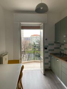 cocina con puerta que da a un balcón en Da nonna Agnese, en Savona