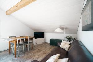 TV a/nebo společenská místnost v ubytování Apartment Sunnerösli