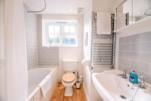 Koupelna v ubytování Stones Throw, Aldeburgh + 22 fotografií