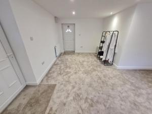 Imagine din galeria proprietății Modern Guest Room in West Midlands with Private Entrance în Birmingham