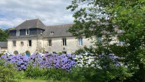 a house with purple flowers in front of it at B&B Manoir de Keryvon in Saint-Derrien