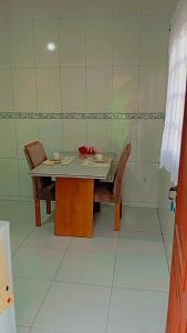 a table and two chairs in a room with a table and chairs at Chalé Fernandes in Monte Verde