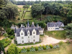 an aerial view of a house with a yard at Studio Dépendance du Château - Kitchenette in Gennes