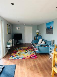 TV a/nebo společenská místnost v ubytování Wrenmar + 6 fotografií