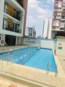 una gran piscina en la parte superior de un edificio en Aparta estudio Bucaramanga, en Bucaramanga