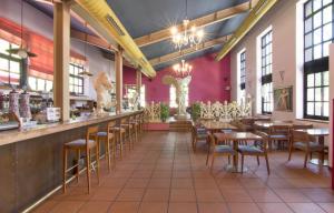 a restaurant with tables and chairs and a bar at Hotel Sara De Ur in La Cabrera
