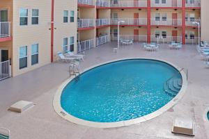 widok na basen w budynku apartamentowym w obiekcie Paradise Shores 200 by Pristine Properties Vacation Rentals w mieście Mexico Beach